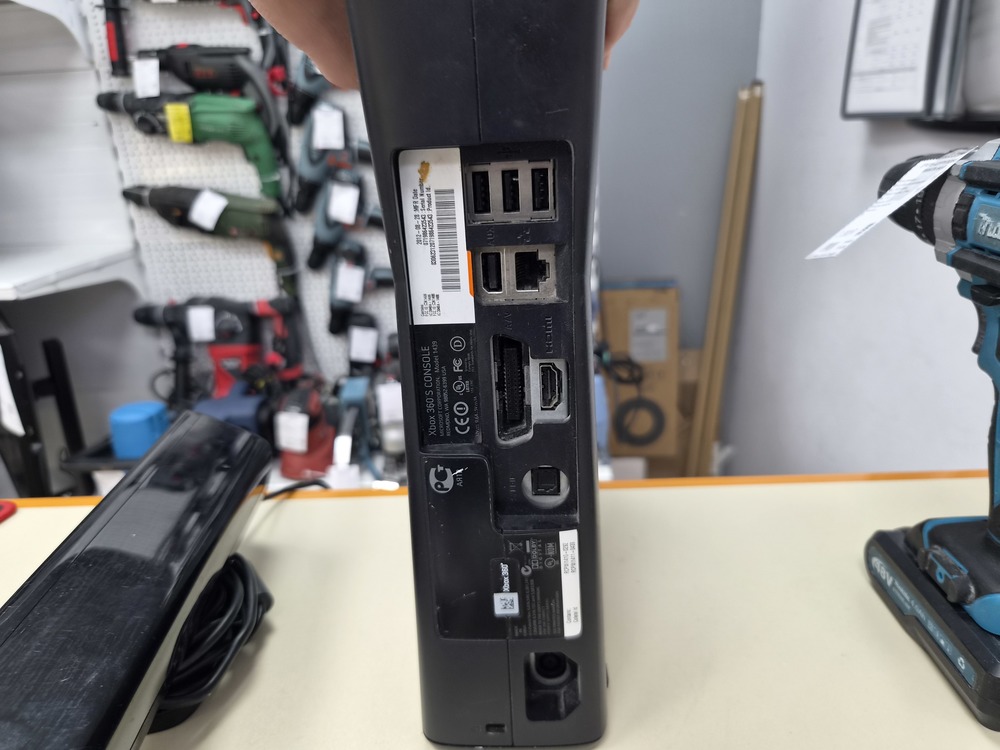 Игровая приставка Xbox 360;