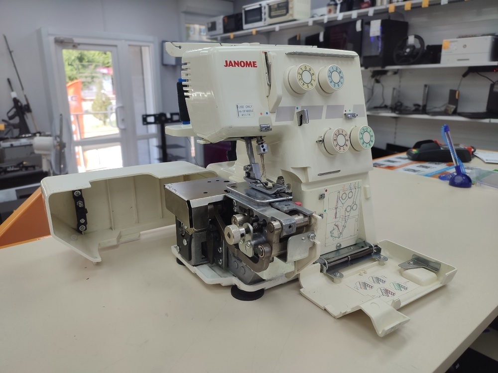 Швейная машина Janome 204D