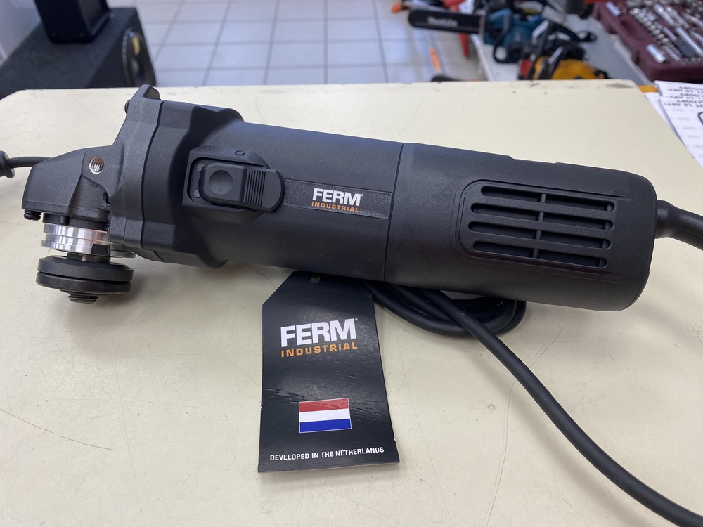 Угловая шлифмашина Ferm AGM1095P