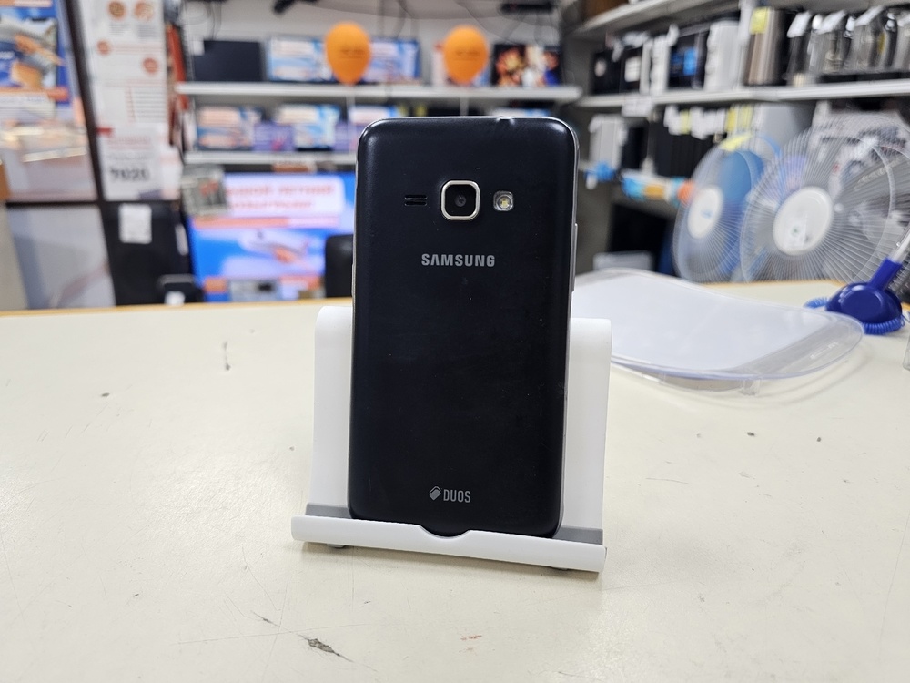 Смартфон Samsung Galaxy J1 2016 1/8
