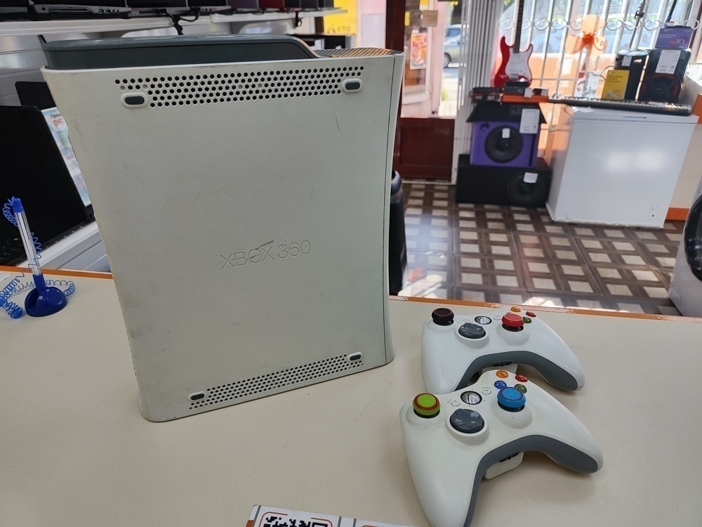 Игровая приставка Xbox 360;