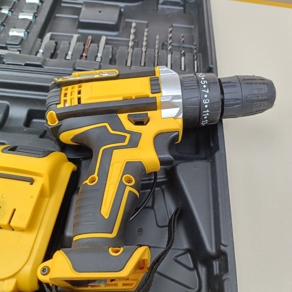 Шуруповерт Dewalt NoName