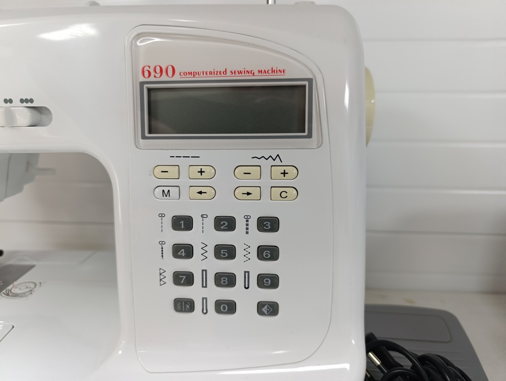 Швейная машина Astralux 690