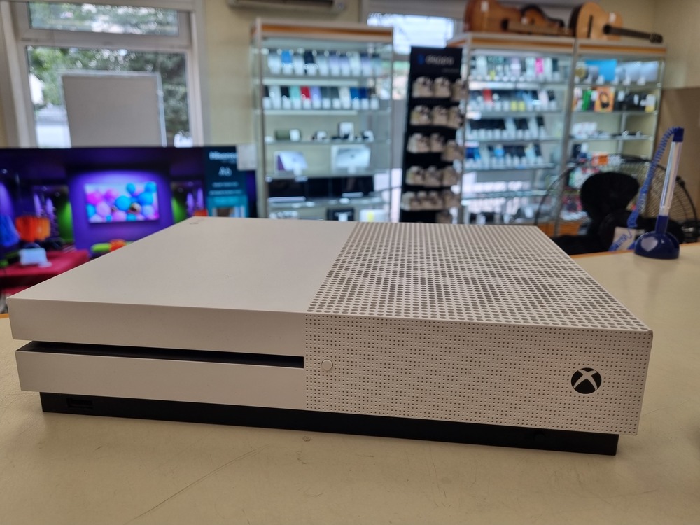 Игровая приставка Xbox One S 1TB Игровая приставка Xbox One S 1TB