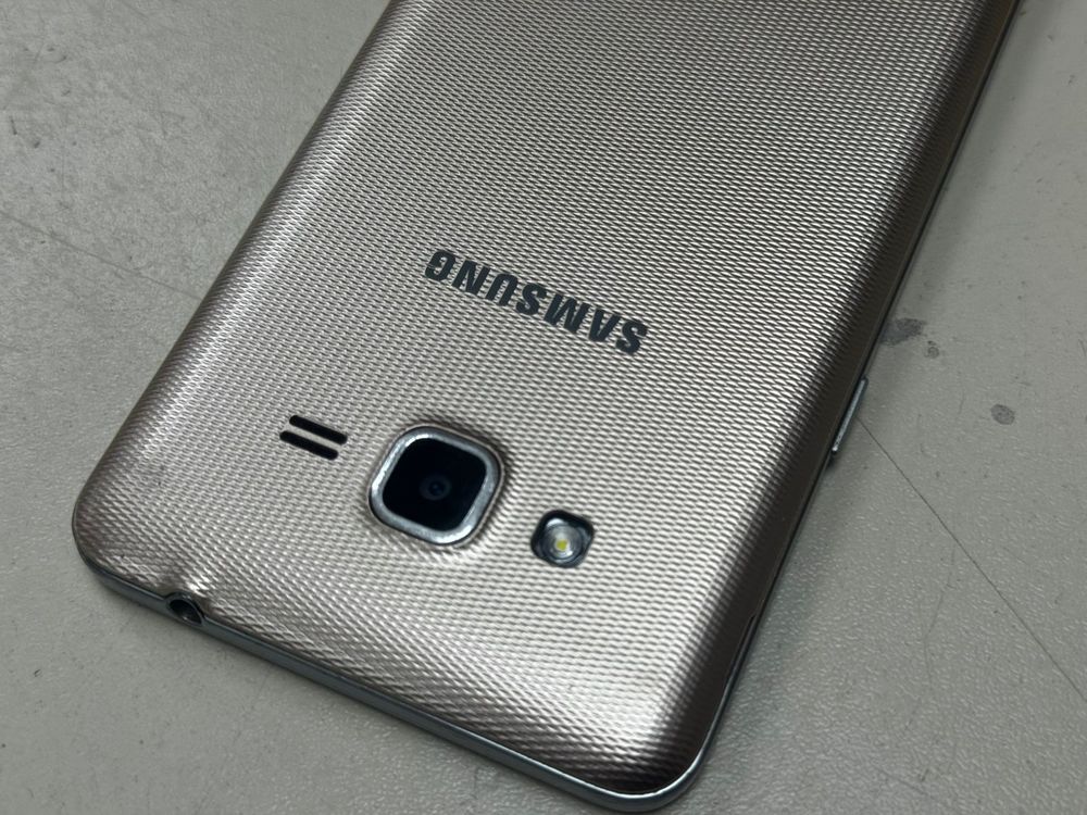 Смартфон Samsung Galaxy J7 Prime