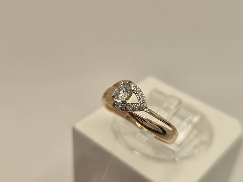 КОЛЬЦО С КАМНЯМИ (Au 585)