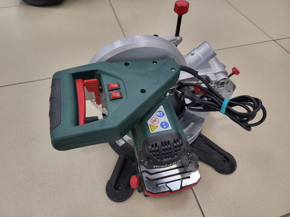 Торцовочная пила Metabo KS-216 Lasercut