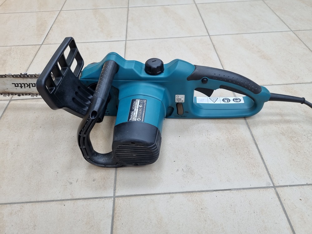 Электропила Makita UC3520A