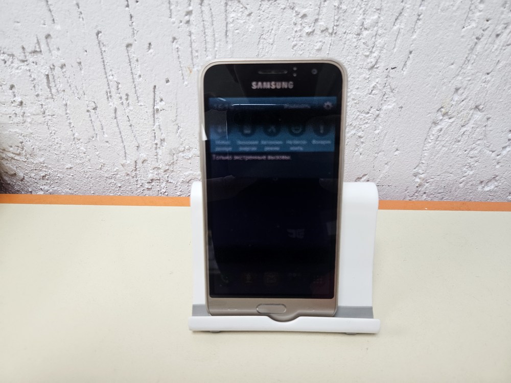 Смартфон Samsung Galaxy J1 2016 1/8