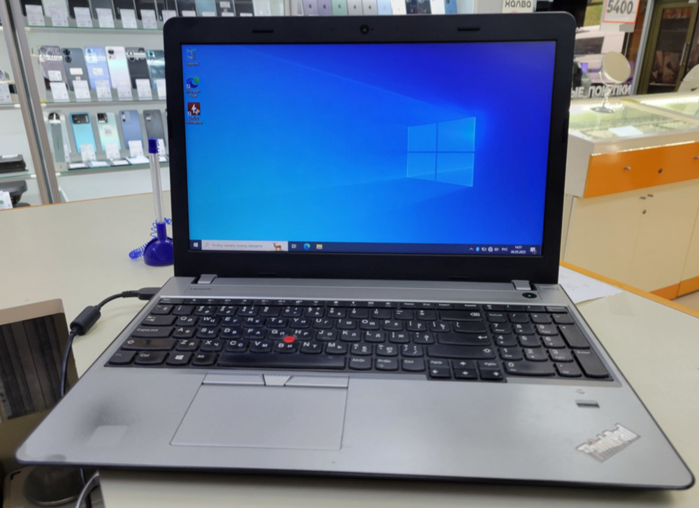 Ноутбук Lenovo; Core i3-6006U, Intel HD Graphics 520, 4 Гб, 240 Гб, Нет