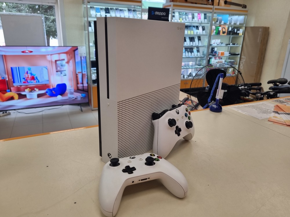 Игровая приставка Xbox One S 1TB Игровая приставка Xbox One S 1TB