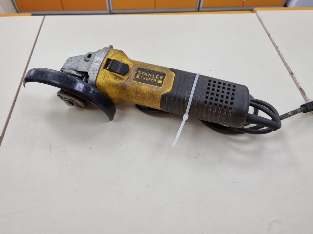 Угловая шлифмашина Stanley STGS7125