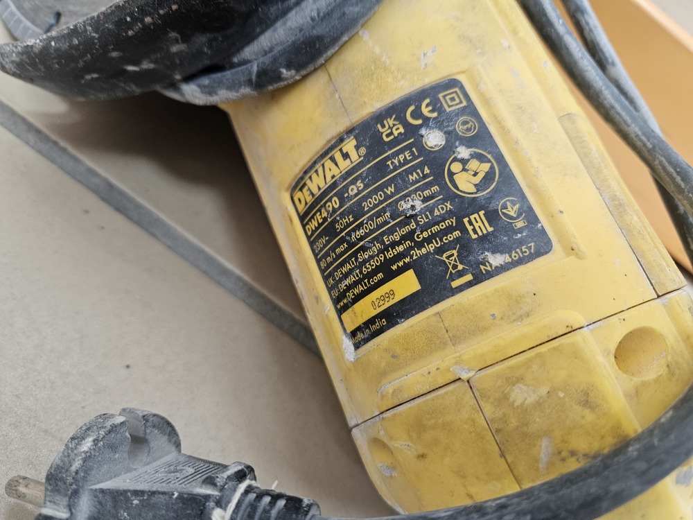 Угловая шлифмашина Dewalt DWE 490