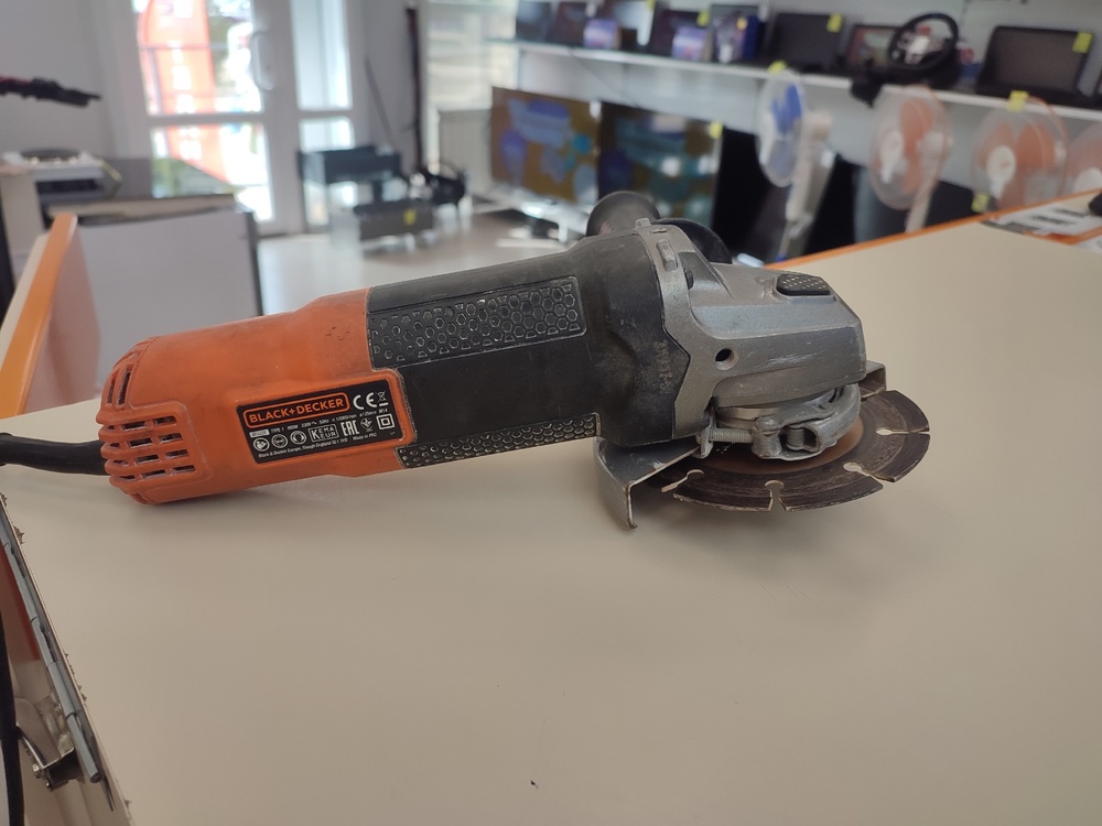 Угловая шлифмашина Black & Decker BEG 220