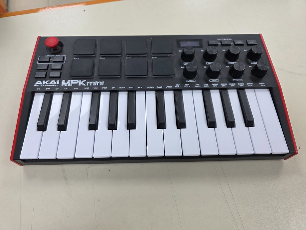 MIDI клавиатура Akai mpk mini