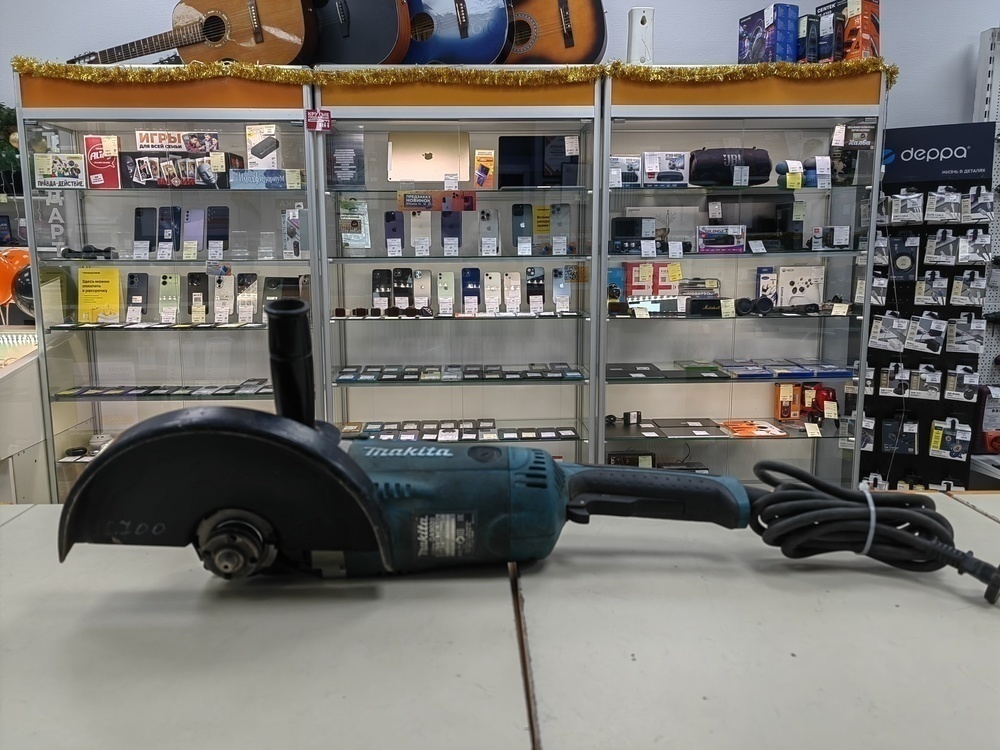 Угловая шлифмашина Makita GA9020