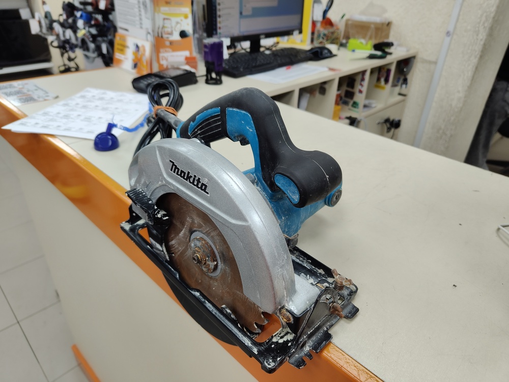Дисковая пила Makita 5806;