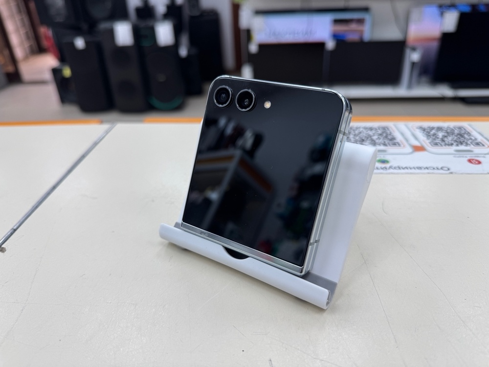 Смартфон Samsung Galaxy Z Flip 5 8/256