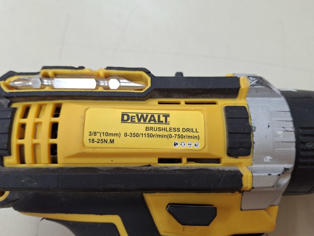 Шуруповерт Dewalt NoName