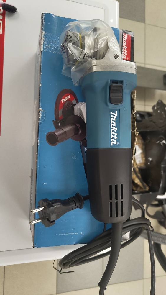 Угловая шлифмашина Makita 9558HN