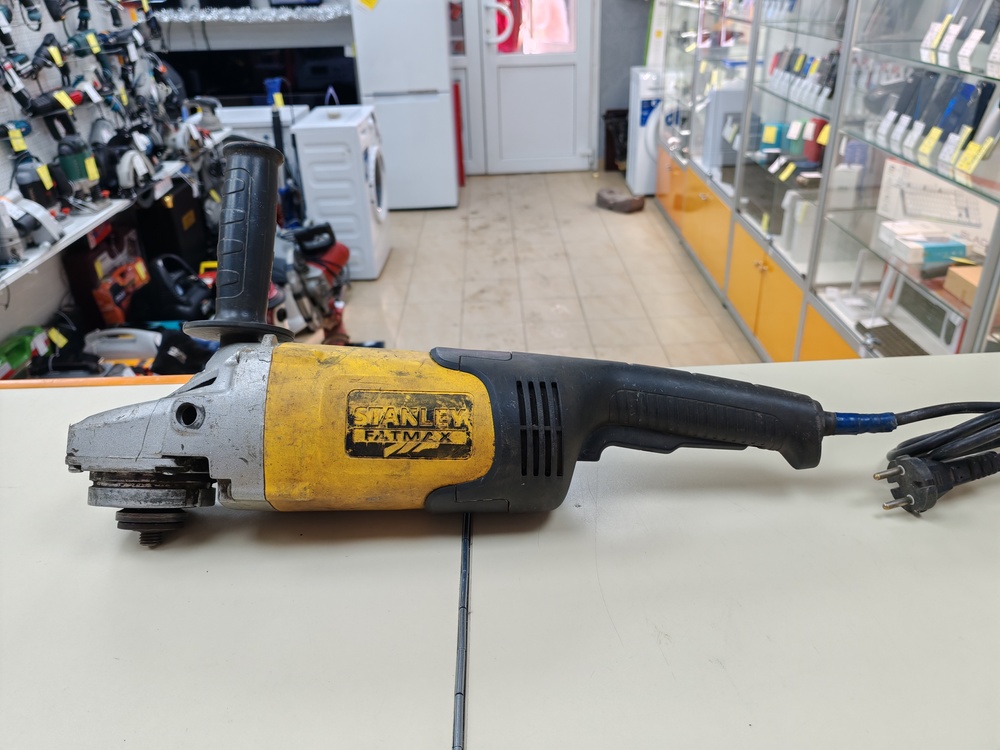 Угловая шлифмашина Stanley FMEG230