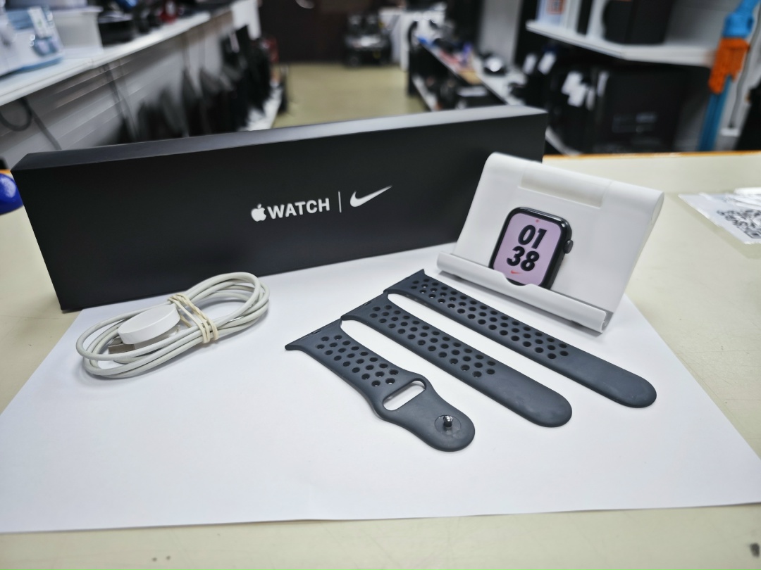 Смарт-часы Apple Watch SE 2020 44mm