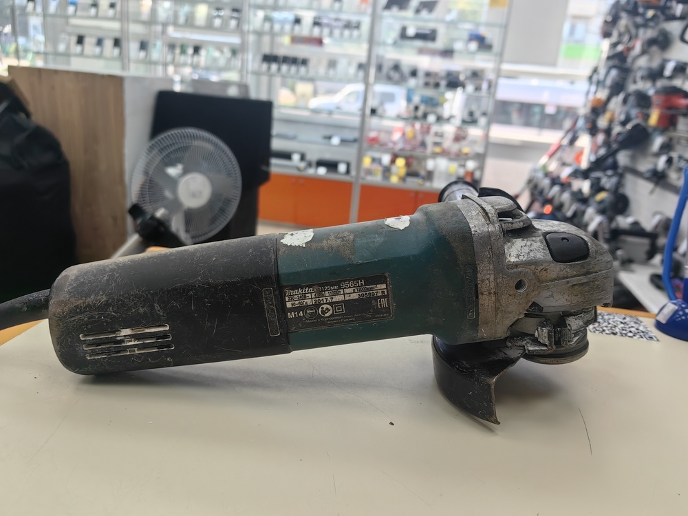 Угловая шлифмашина Makita 9565H