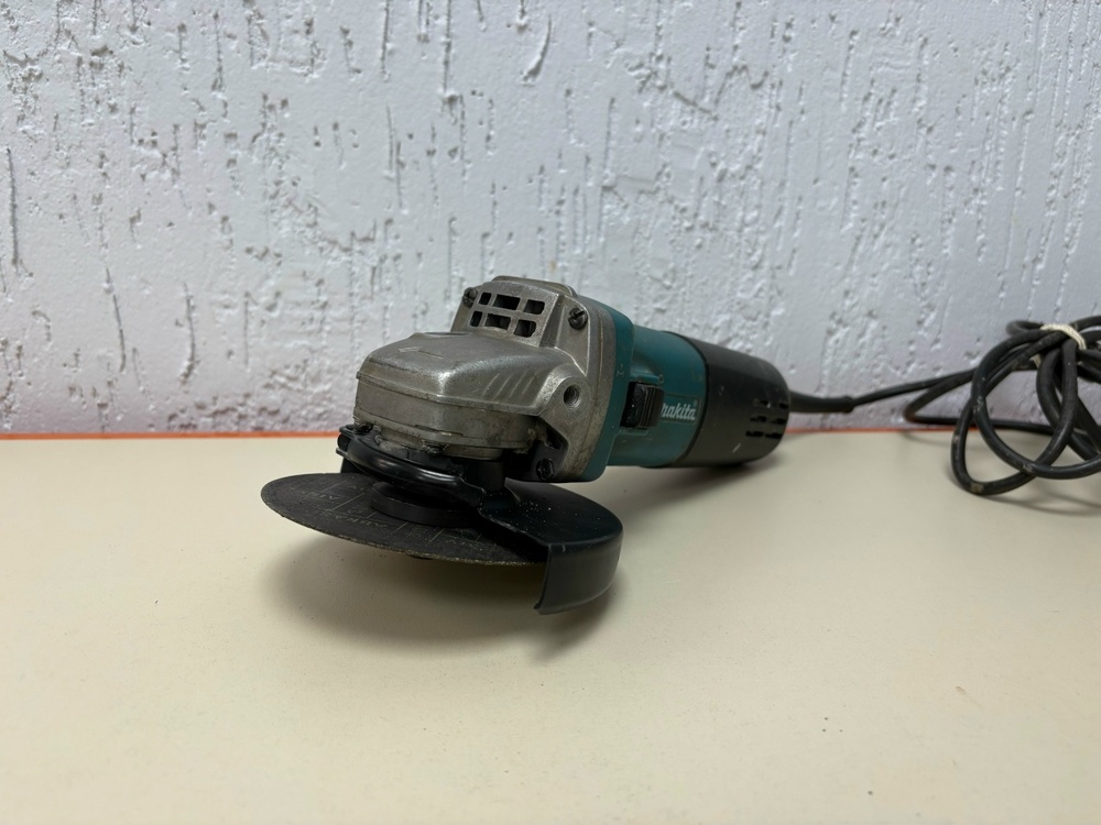 Угловая шлифмашина Makita 9555HN