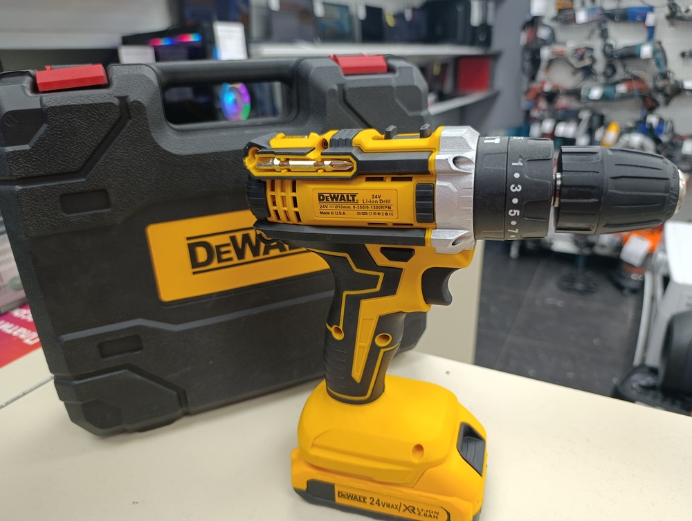 Шуруповерт Dewalt NoName