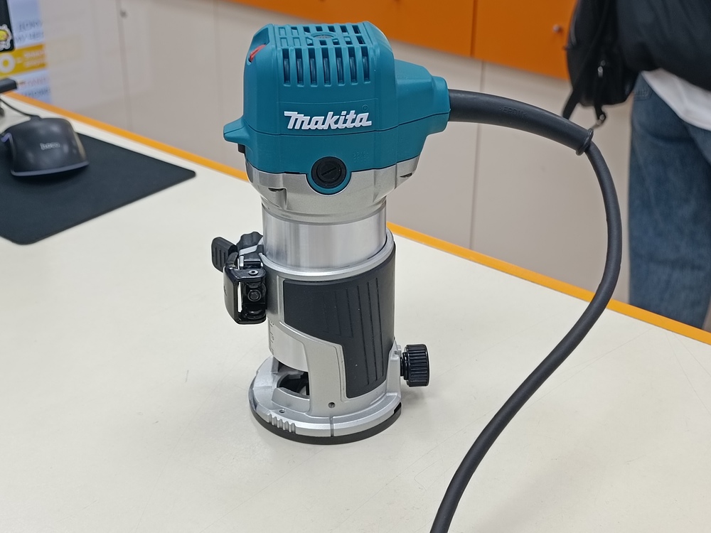 Фрезер Makita RT0702C