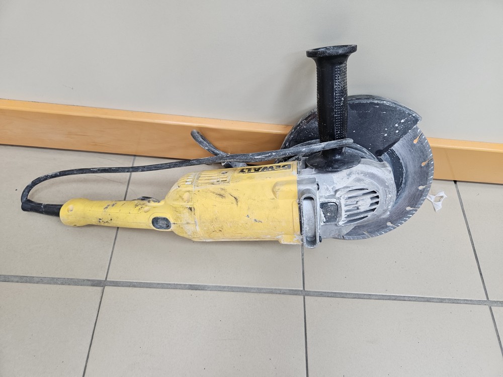 Угловая шлифмашина Dewalt DWE 490