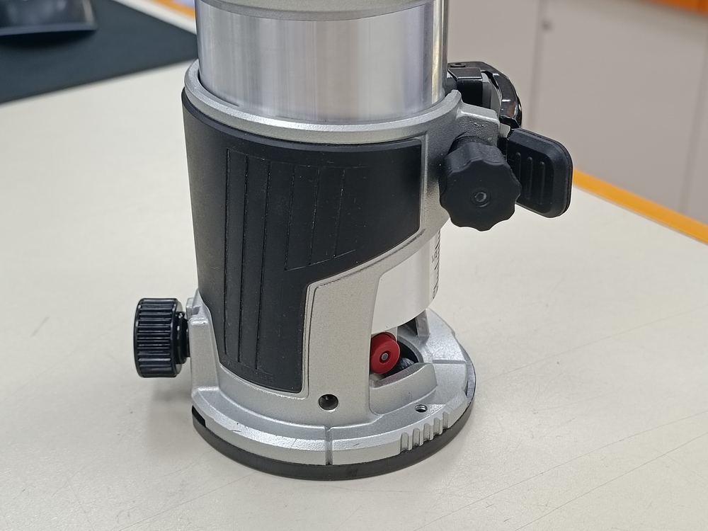 Фрезер Makita RT0702C