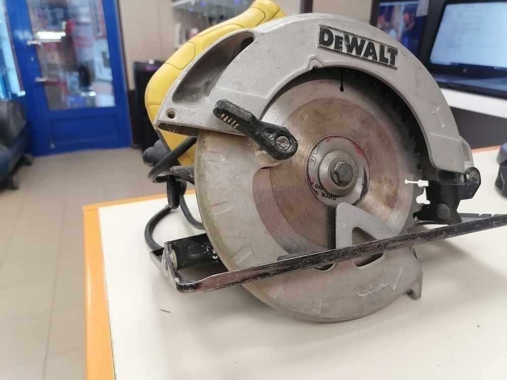 Дисковая пила Dewalt DWE 560