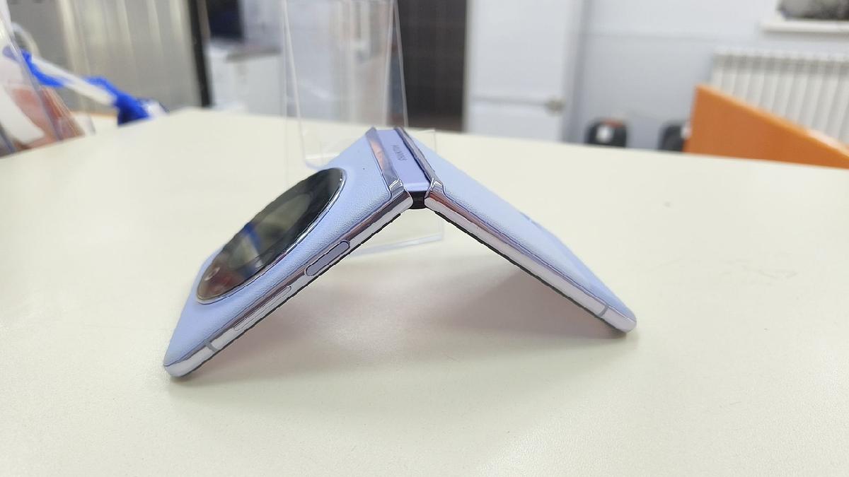 Смартфон Tecno Phantom V Flip 5G 8/256 ГБ