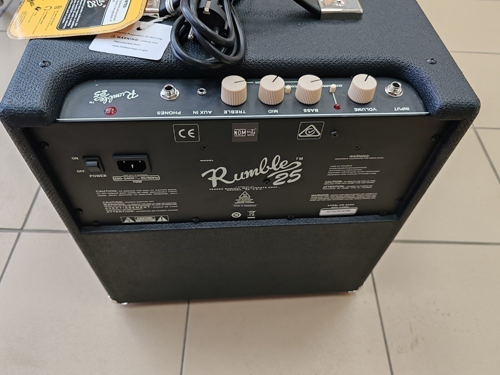 Комбоусилитель для гитар Fender Rumble 25