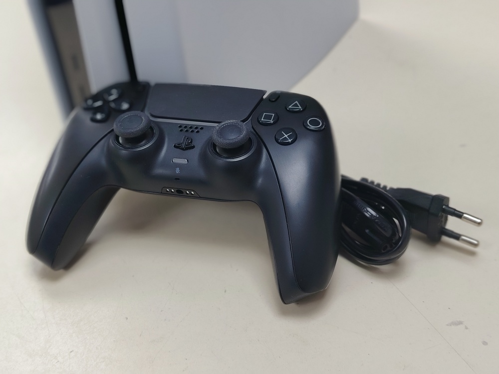 Игровая приставка PlayStation 5 825Gb (С дисководом)