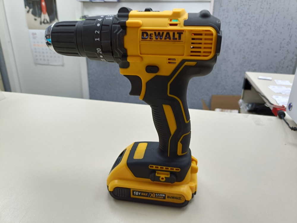 Шуруповерт Dewalt 18V XR;