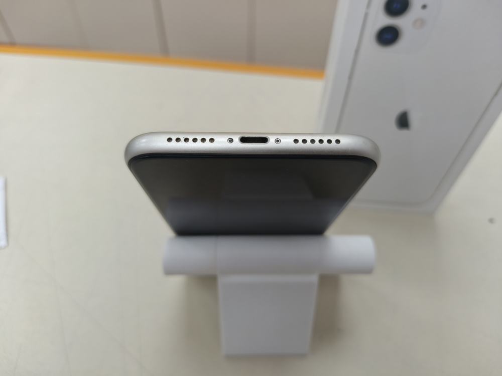 Смартфон Apple iPhone 11 64Gb
