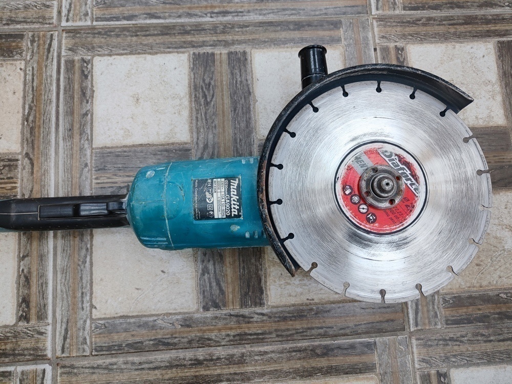 Угловая шлифмашина Makita GA9020