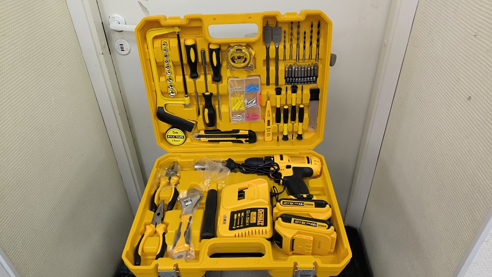 Шуруповерт Dewalt 18V XR;