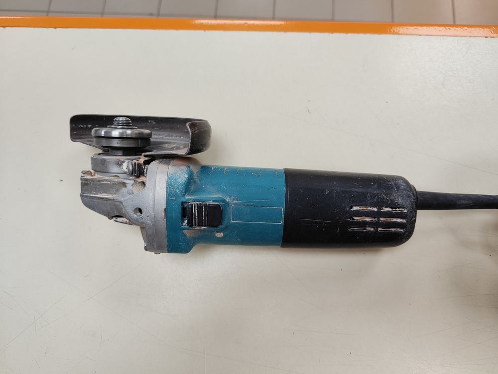 Угловая шлифмашина Makita 9555 NH