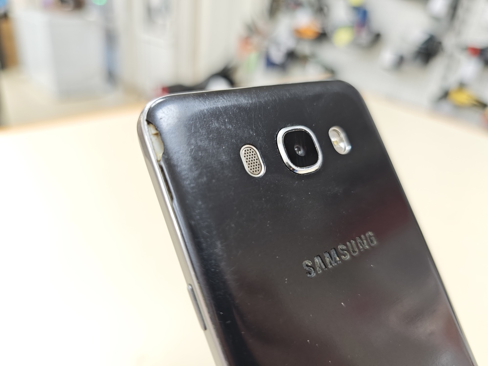Смартфон Samsung Galaxy J7 2016 2/16