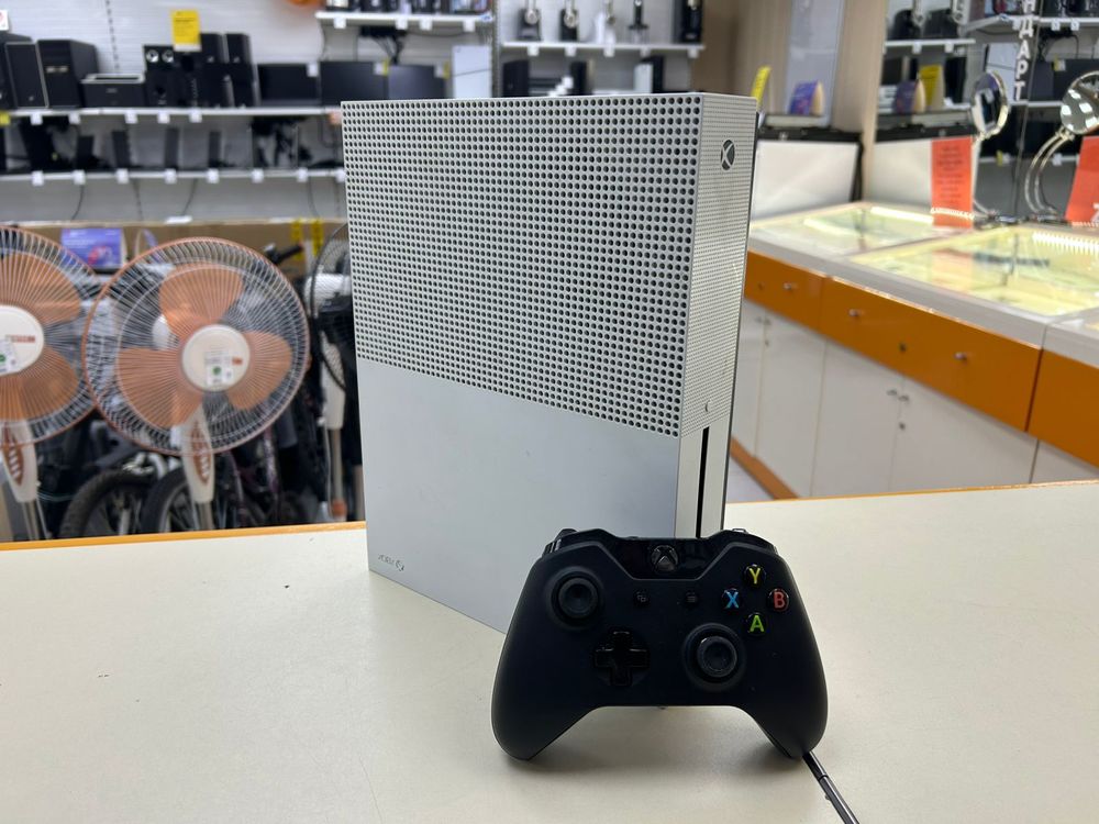 Игровая приставка Xbox One S 1TB Игровая приставка Xbox One S 1TB