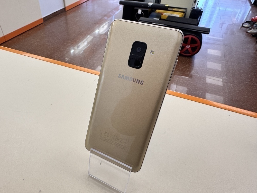 Смартфон Samsung Galaxy A8 2018 4/32