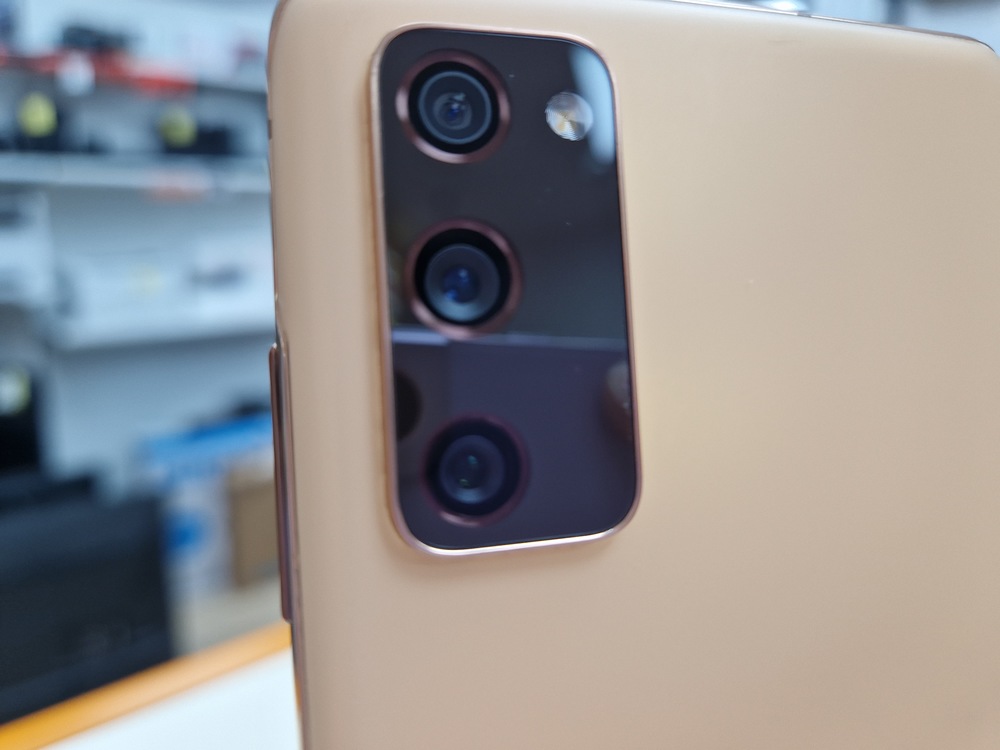 Смартфон Samsung Galaxy S20 FE 6/128