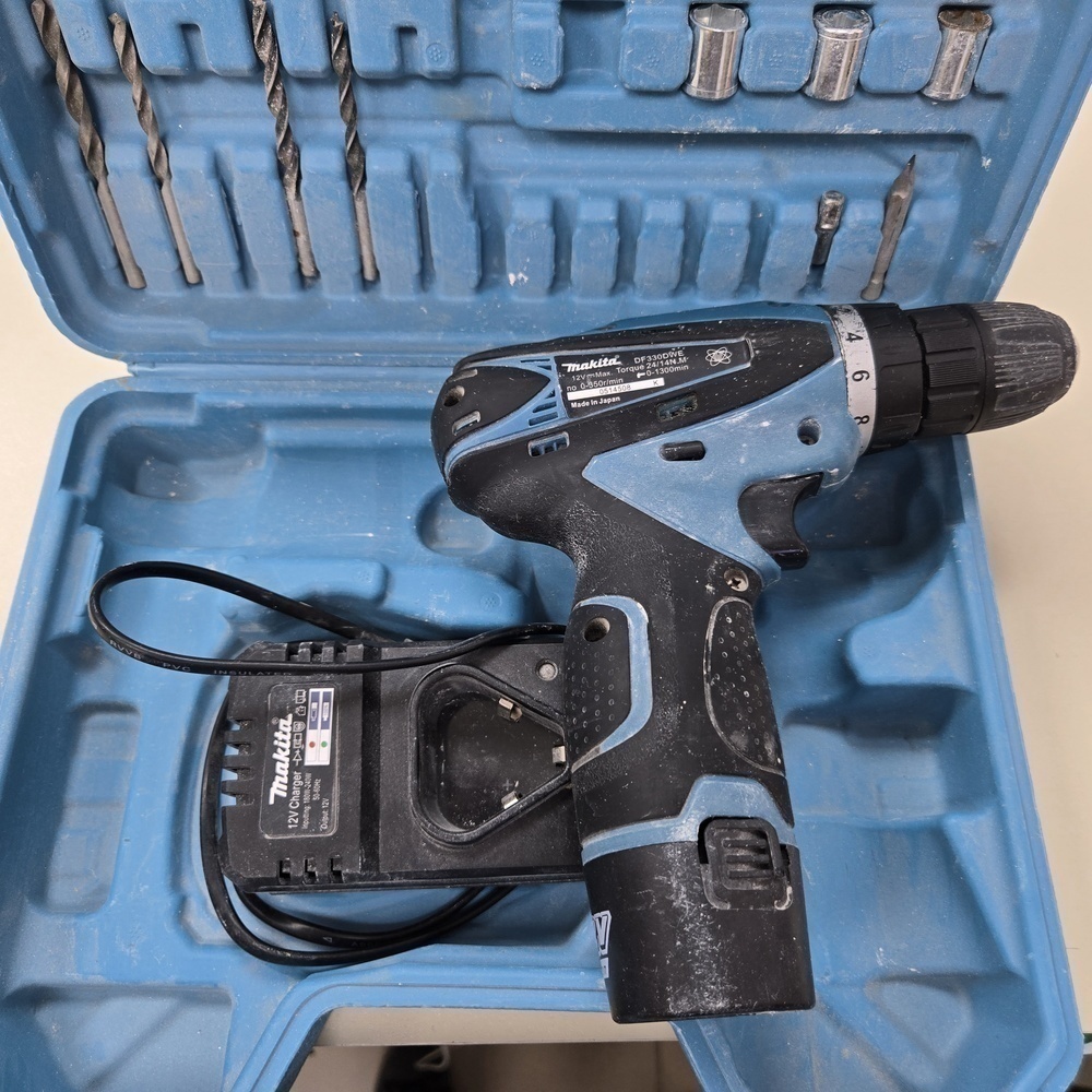 Шуруповерт Makita DF330DWE;