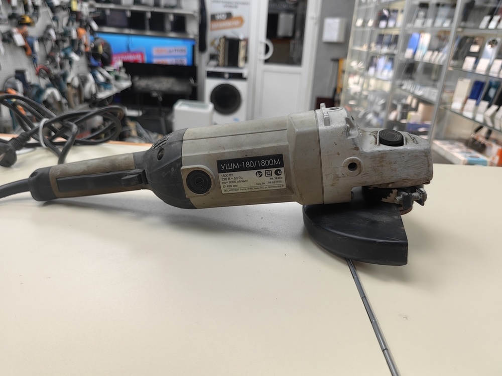 Угловая шлифмашина Интерскол 180/1800М