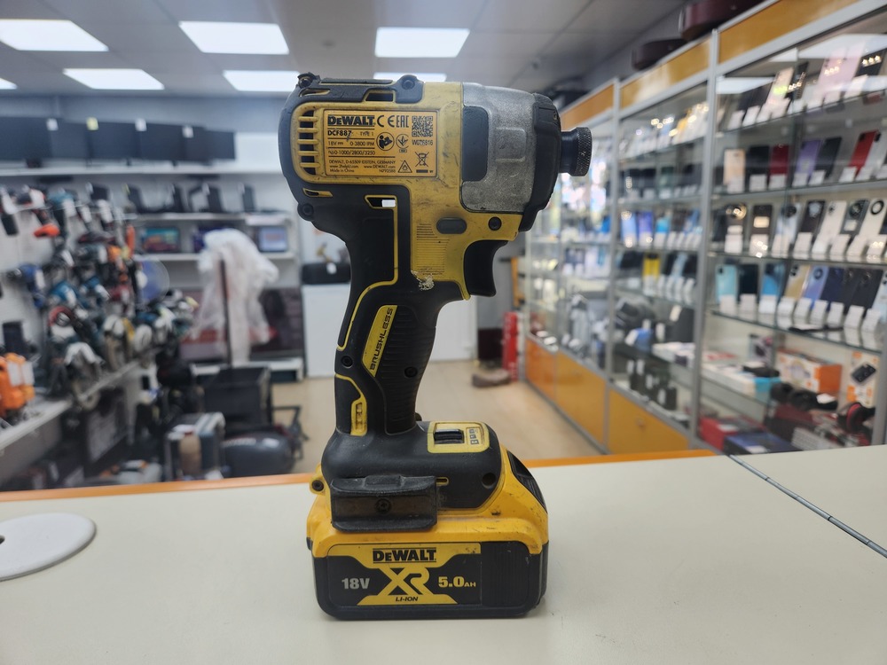 Шуруповерт Dewalt DCF887
