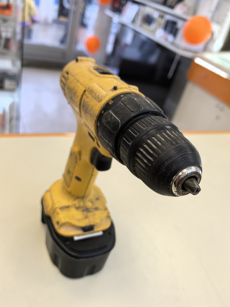 Шуруповерт Dewalt NoName