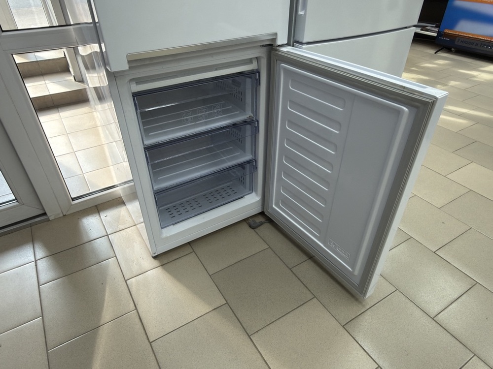 Холодильник Beko RCSK 339M20 W